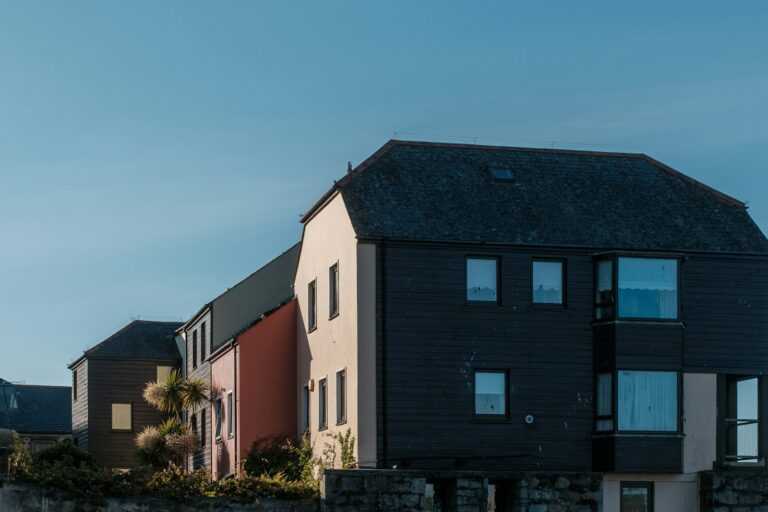 Jakie są etapy budowy domu od podstaw?