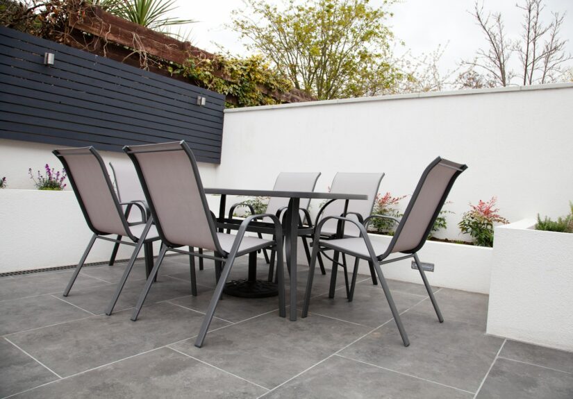 Jak zadbać o meble ogrodowe po sezonie?